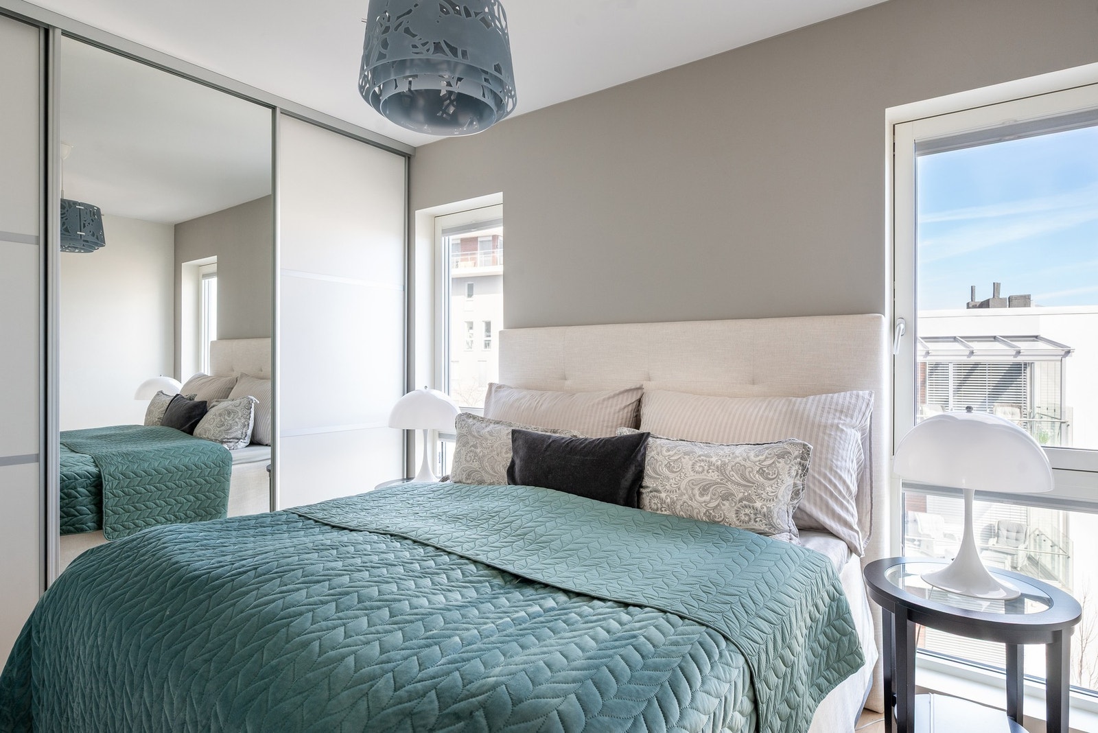 Dette soverommet er det naturlige hovedsoverommet. Rommet har god plass til seng, nattbord og plassbygd skyvedørgarderobe. Galleribilde