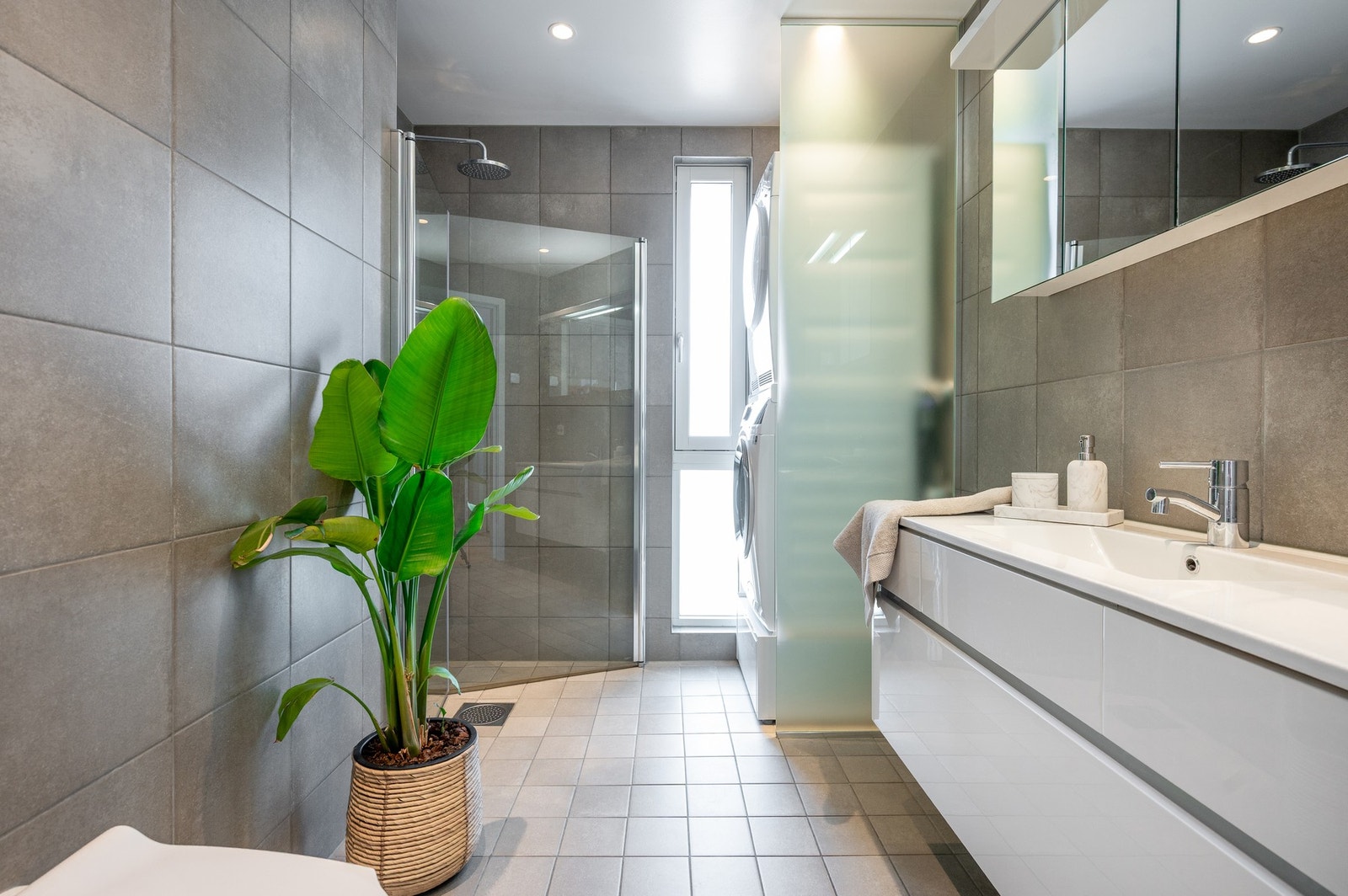 Delikat og romslig bad med flislagte overflater. Gulvvarme. Galleribilde