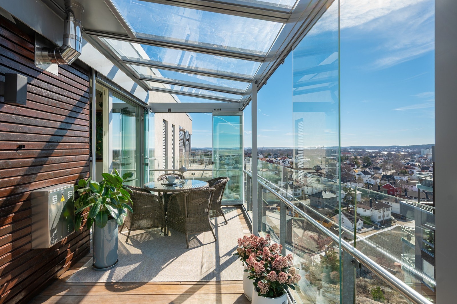 Balkong, ca. 17 m², er innglasset i 2024. Uteplassen er et godt og tilgjengelig uterom mot det fri. Galleribilde