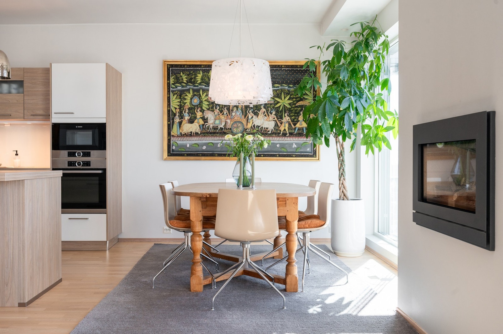 Leiligheten er oppvarmet med vannbåren gulvvarme. Det er også balansert ventilasjon. Galleribilde