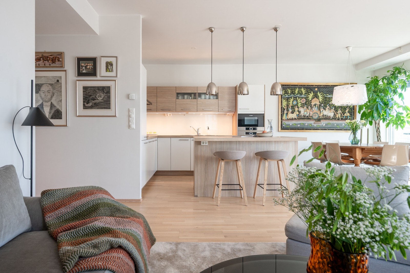 Denne leiligheten er et godt alternativ til enebolig med sitt romslige areal og innhold. Galleribilde