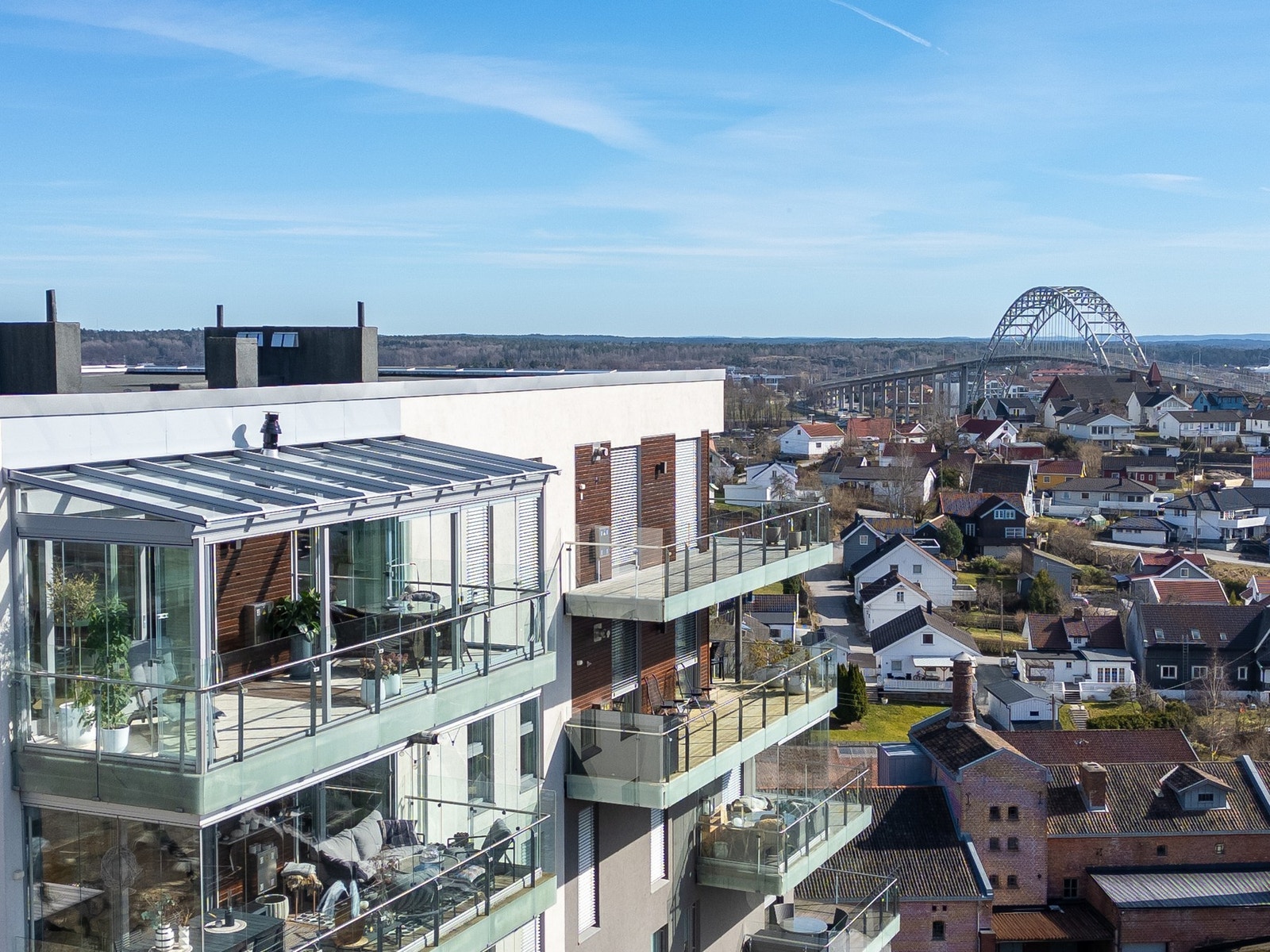 C. J. Kiønigs vei 5 ligger på Bryggerifjellet; Dette er en toppleilighet øverst i bygget med storslagen utsikt over byen. Galleribilde