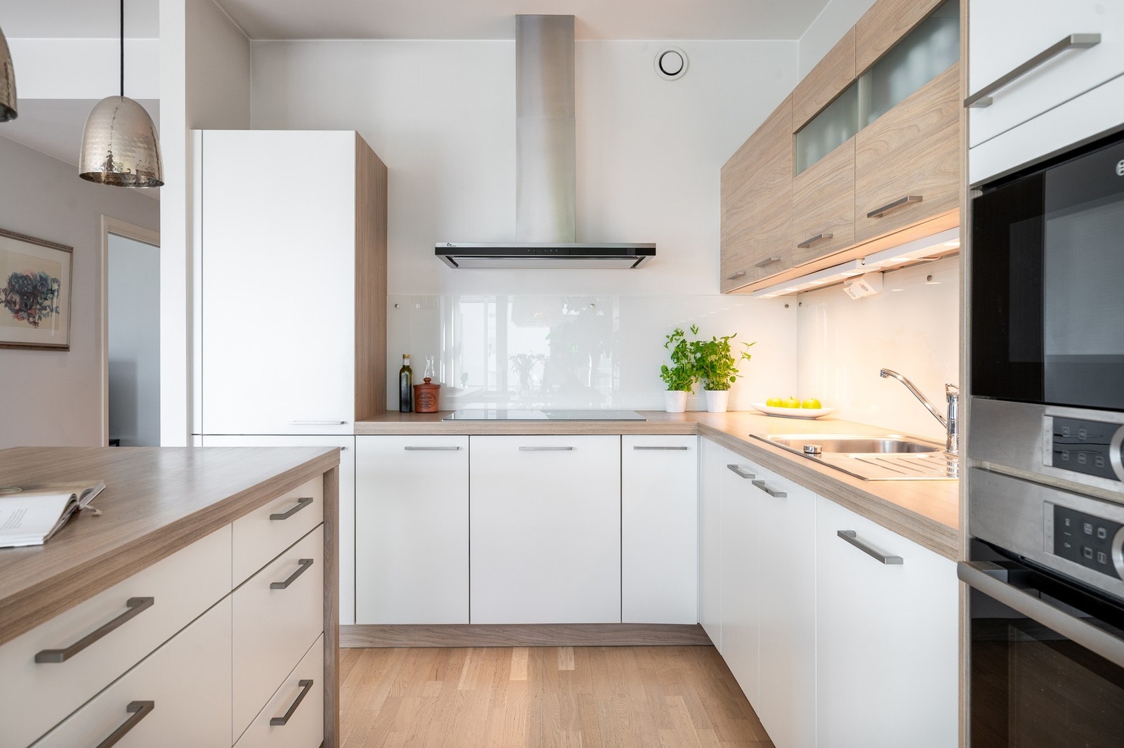 I kjøkkenet er det integrert stekeovn, 80 cm platetopp, mikrobølgeovn, oppvaskmaskin og kjøleskap med fryserdel. Galleribilde