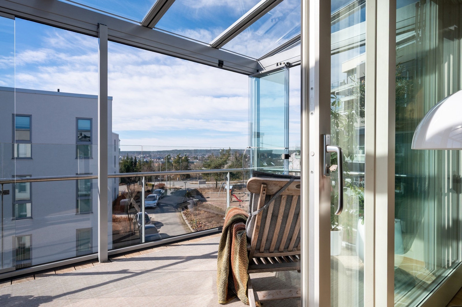 Her bor du med gode solforhold gjennom dagen. I vest går solen ned over Gressvik . Galleribilde