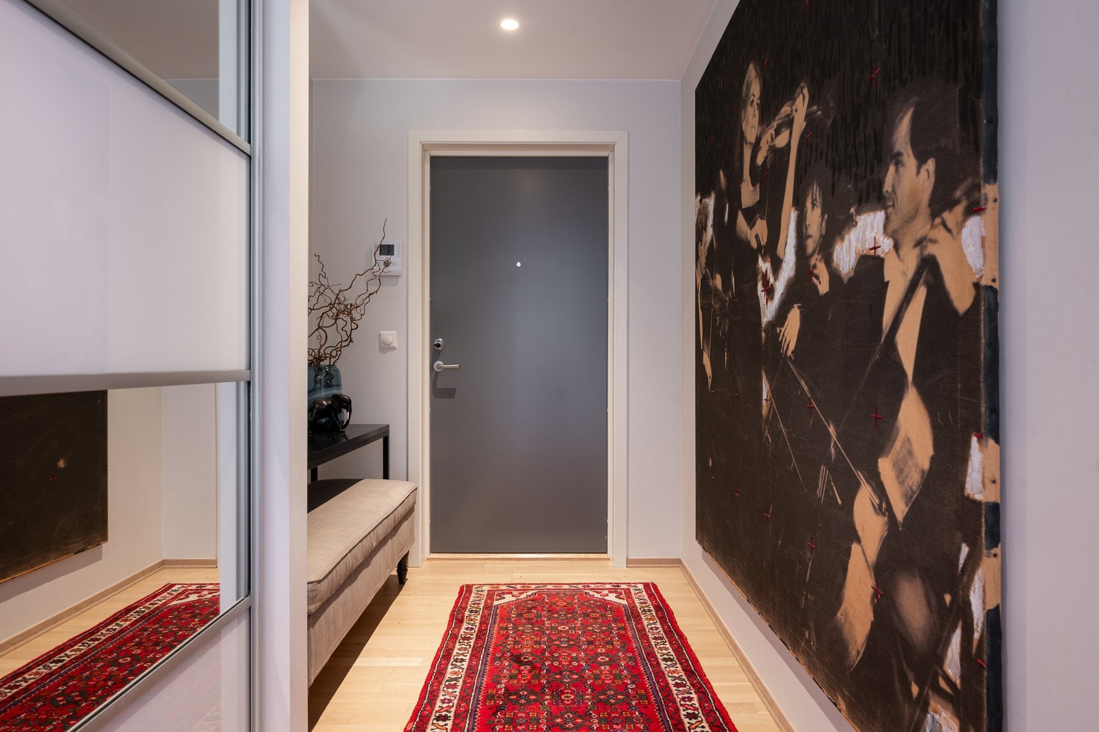 Entrèe med innredet skyvedørsgarderobe. Galleribilde