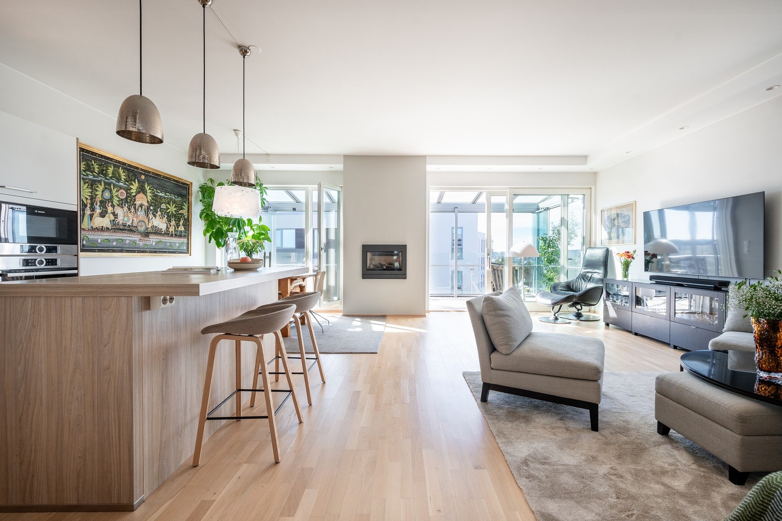 Leiligheten har en velfungerende og praktisk planløsning med en lekker gasspeis i stuen. Galleribilde