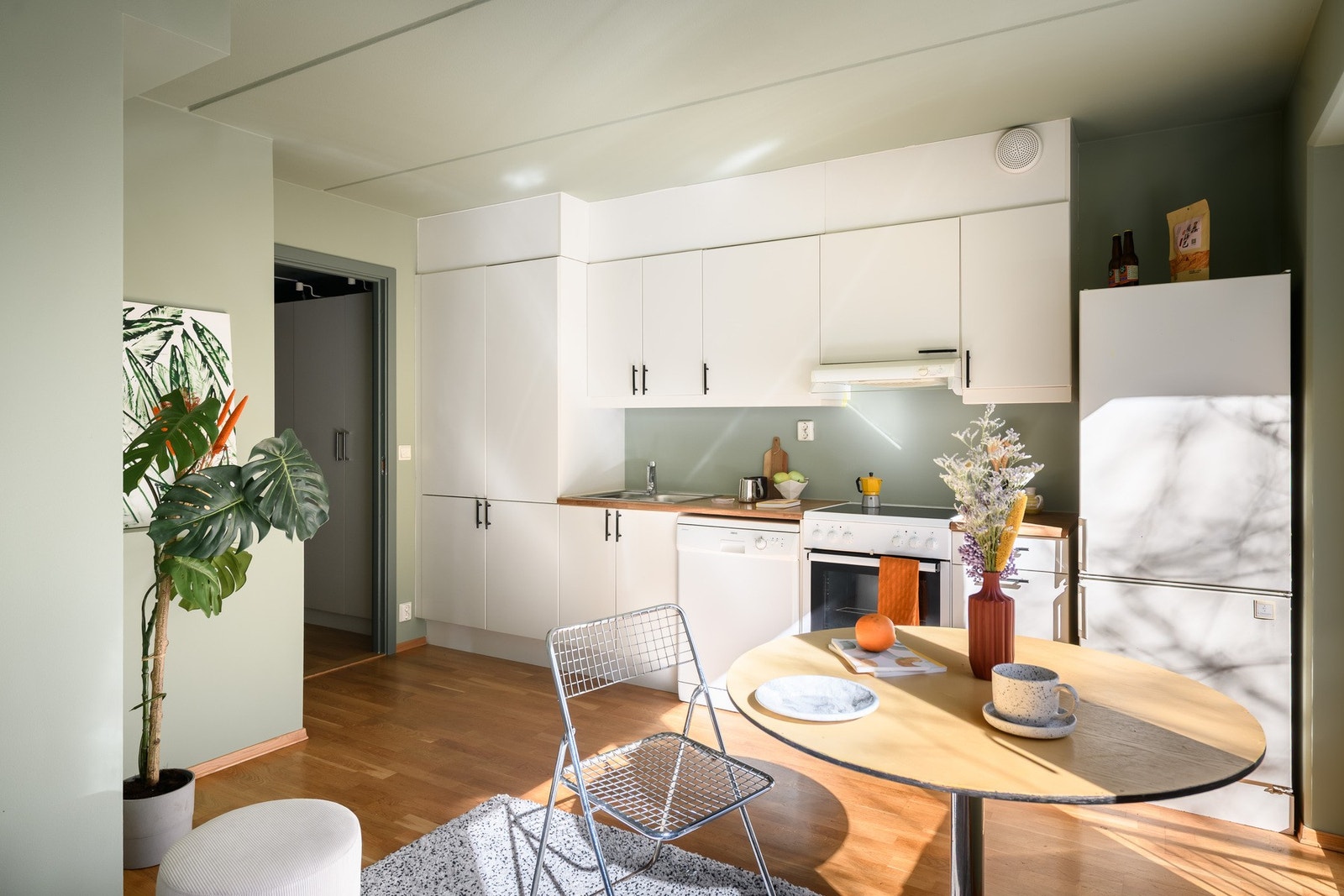 Åpen stue- og kjøkkenløsning gir en luftig og sosial atmosfære. Galleribilde