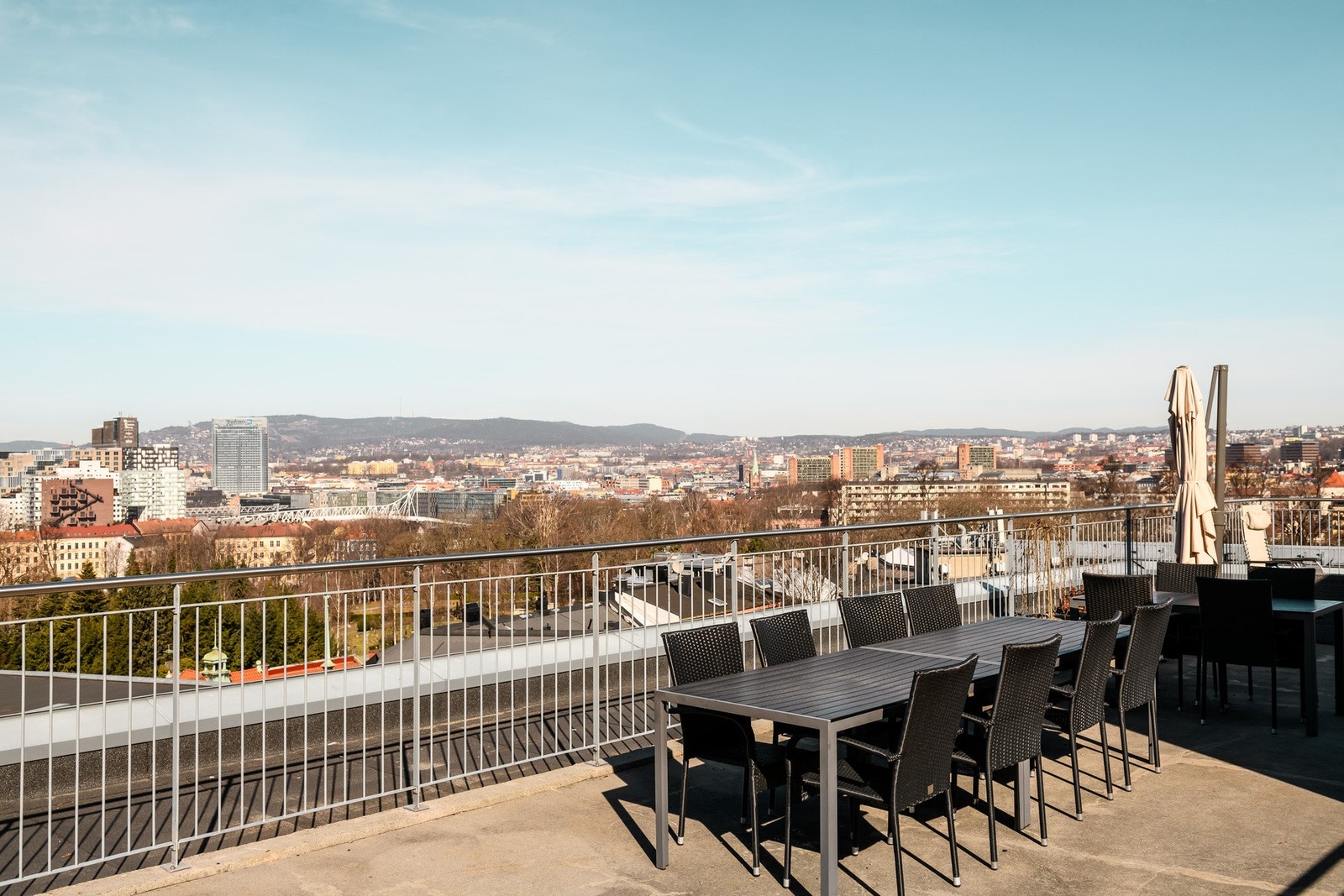 Bygget har også en felles takterrasse med utmerkede solforhold og panorama utsikt helt til fjorden. Galleribilde
