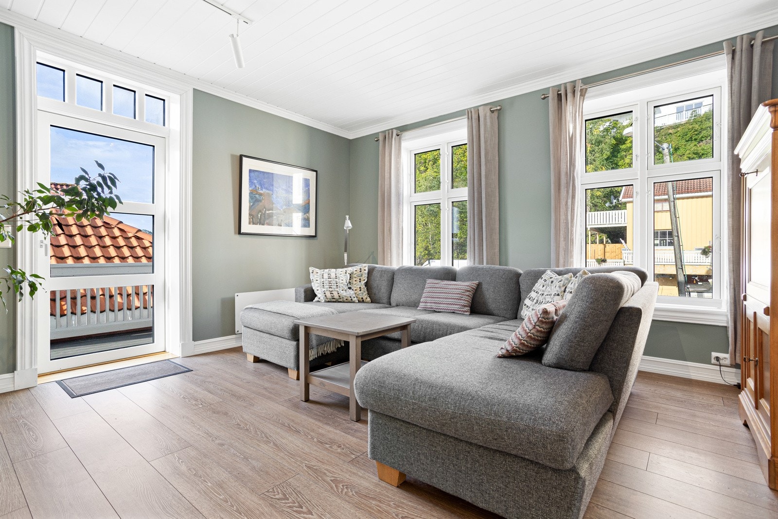 Utgang til uteplassen fra stuen. Galleribilde
