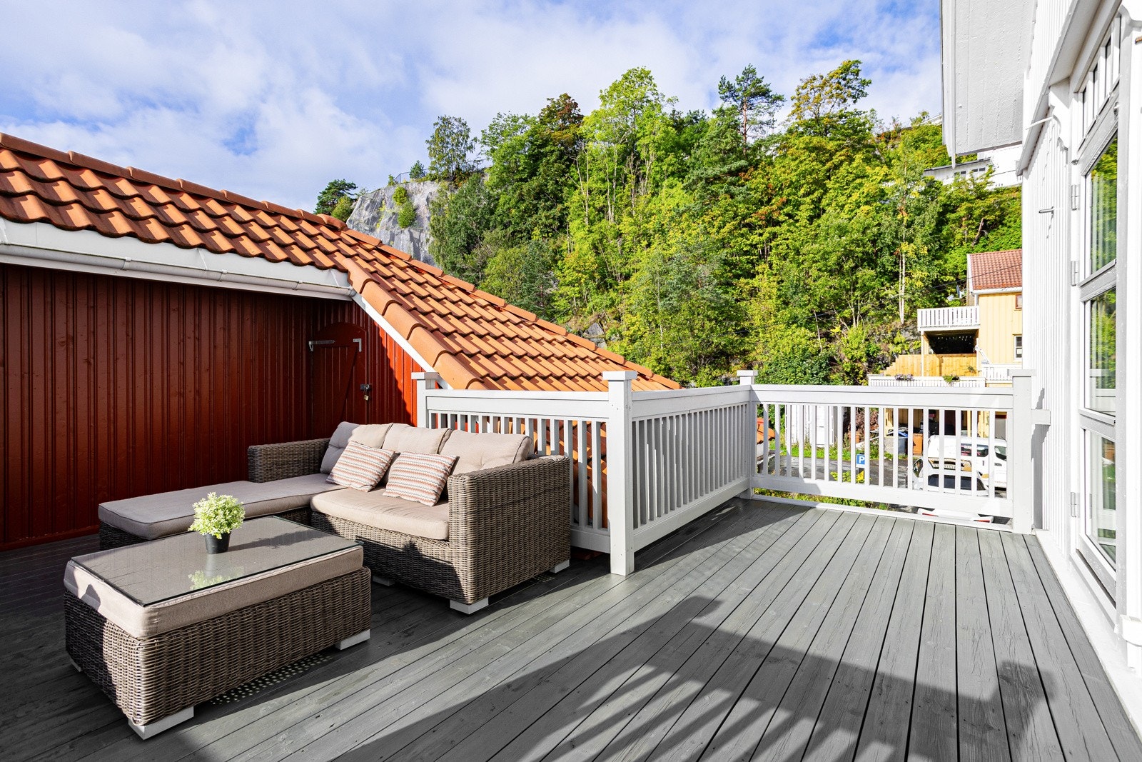 Koslig område med plass til grill og utemøbler. Galleribilde