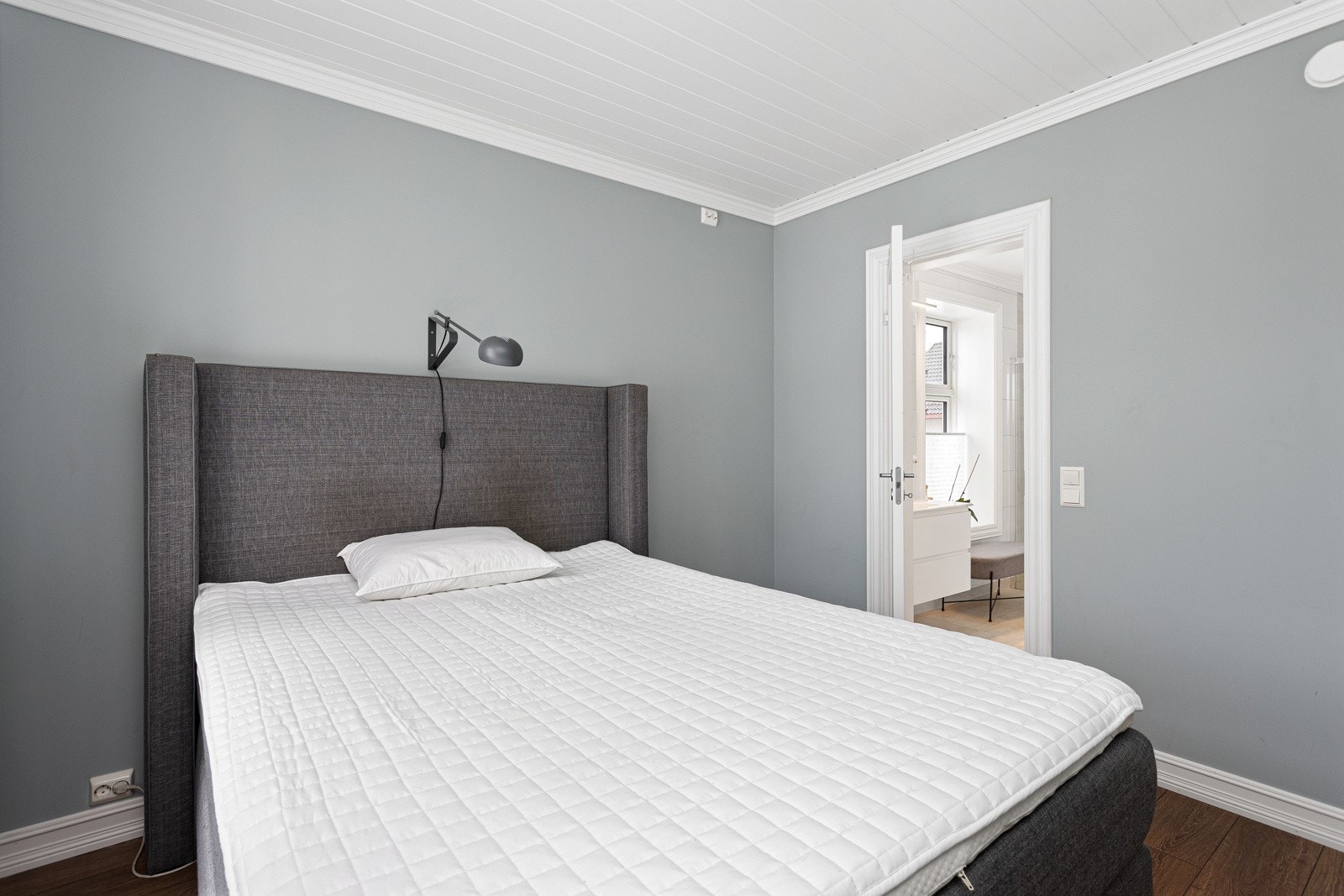 Egen inngang inn til badet. Galleribilde