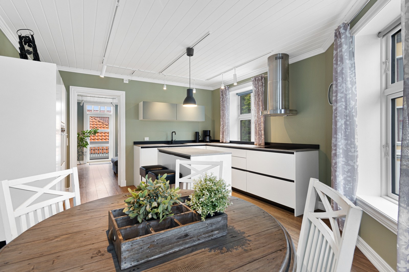 God plass til spisebord hvor man kan nyte maåltider sammen med familie og venner. Galleribilde