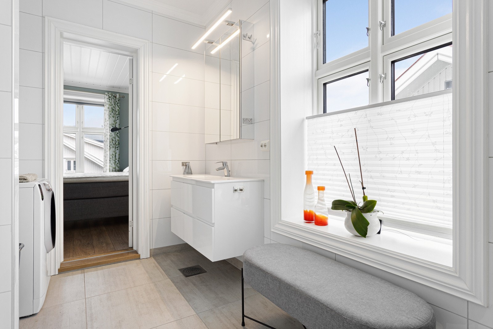Egen dør fra soverommet inn til badet. Galleribilde