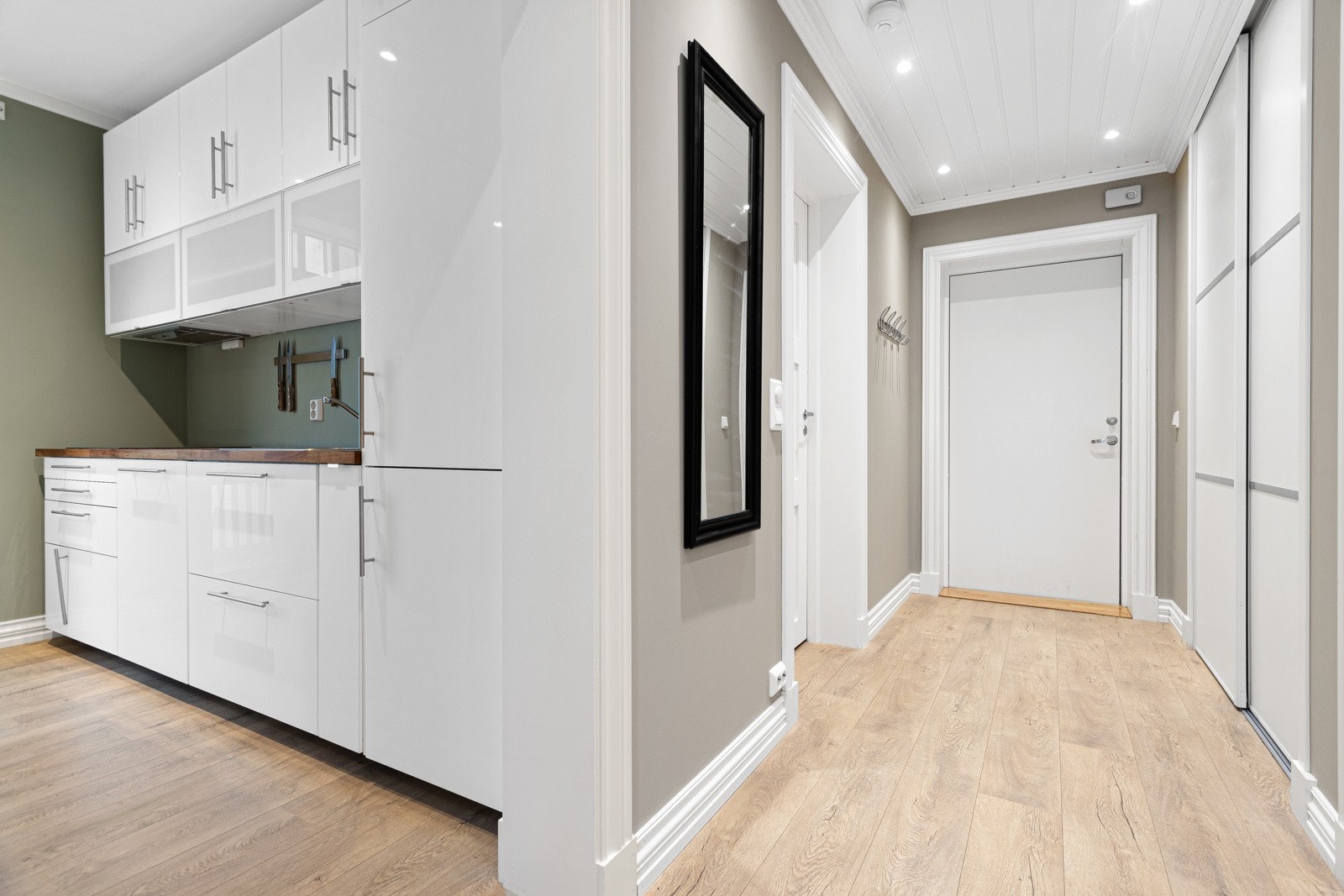 Skyvedørsgarderobe og dør inn til det første soverommet fra gangen. Galleribilde