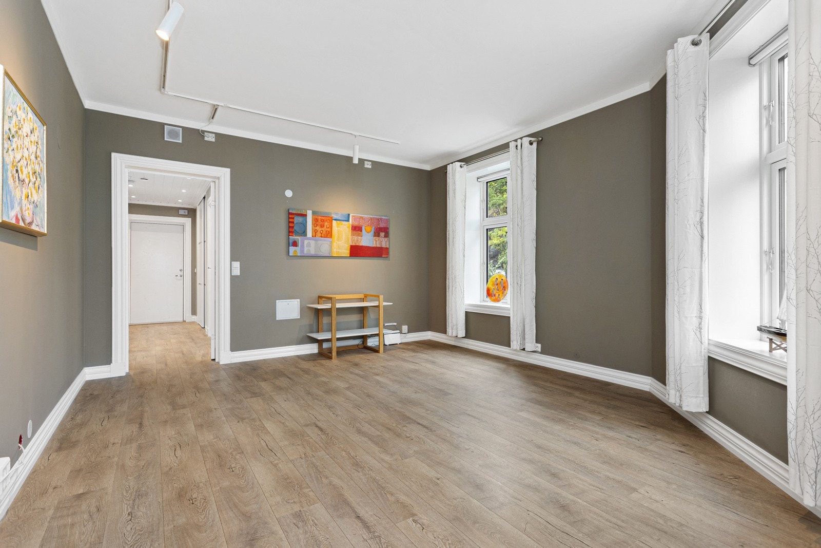 Stor stue med plass til stor sofagruppe og spisebord. Galleribilde