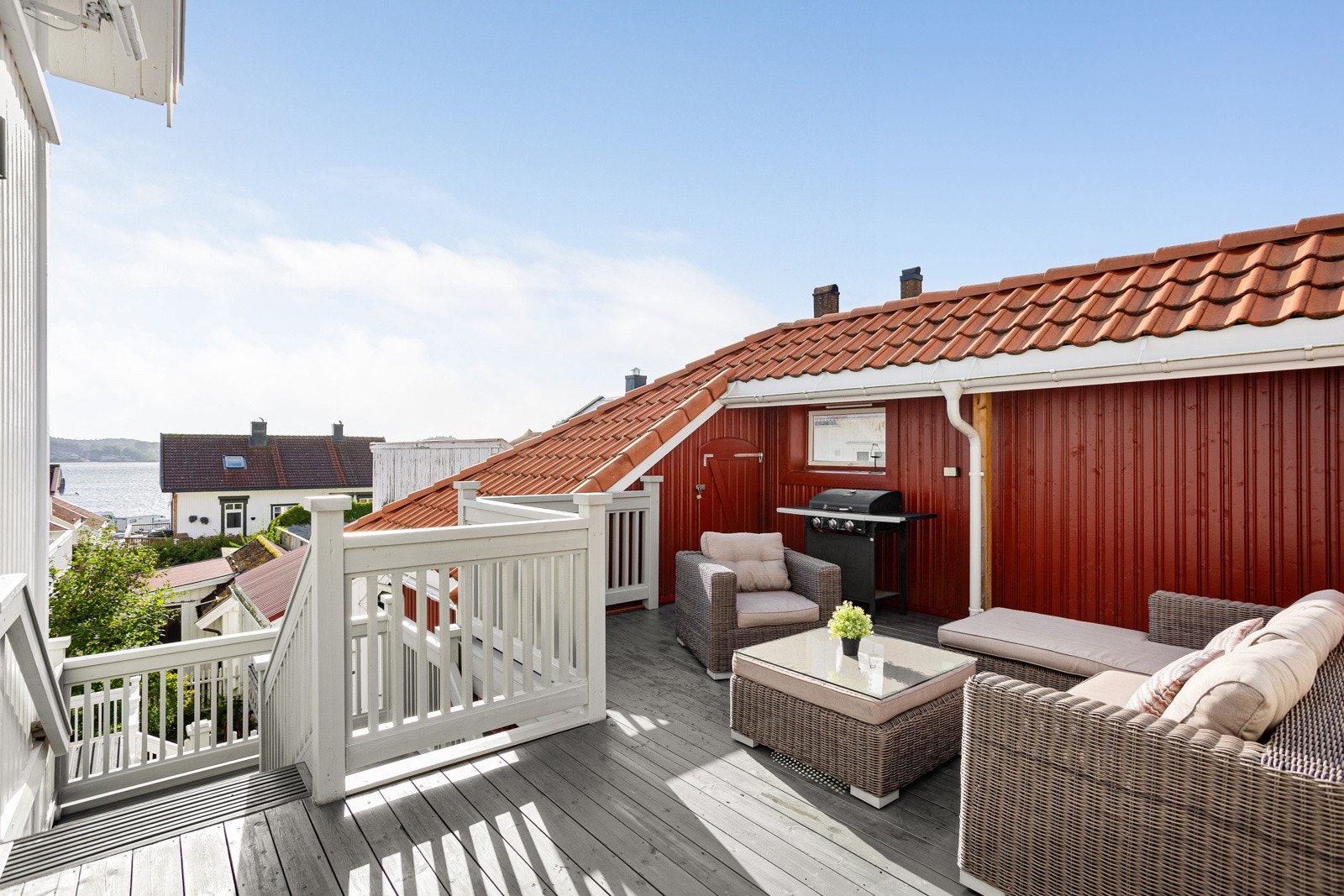 Trappen opp fra 1. etasje tar deg til inngangspartiet og uteplassen i 2.etasje. Galleribilde