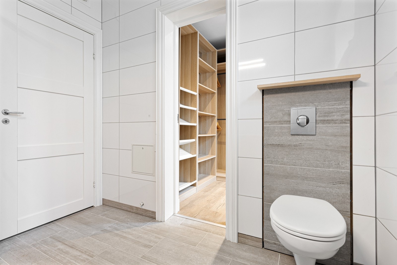 Dør inn til walk-in closet fra badet. Galleribilde
