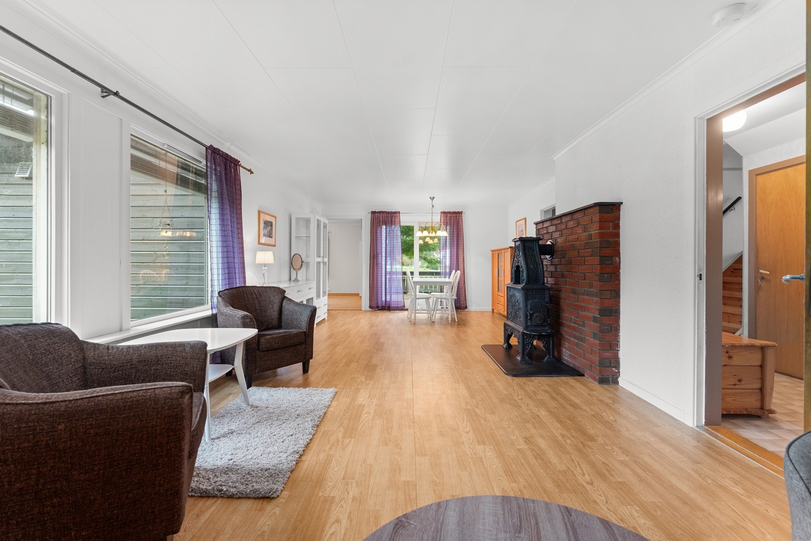 Stua har god plass til flere sittegrupper Galleribilde