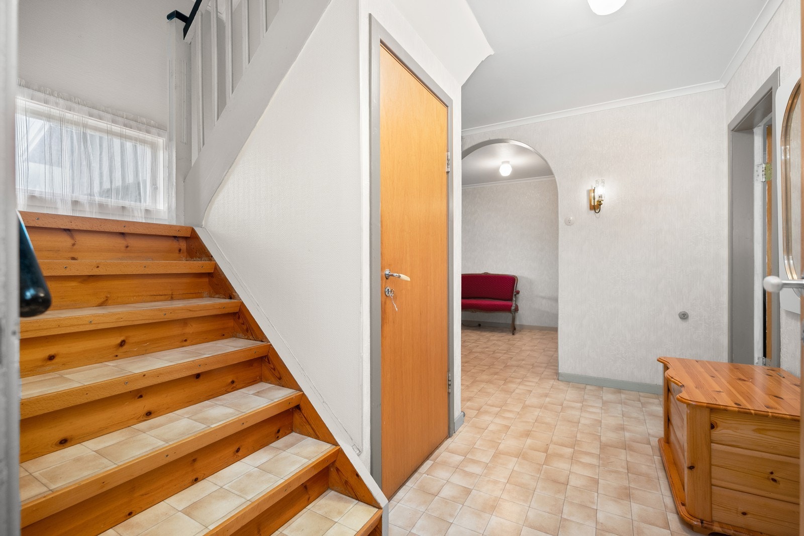 Hall har åpent til disp. rom som idag brukes til kontor. Her er mye muligheter Galleribilde