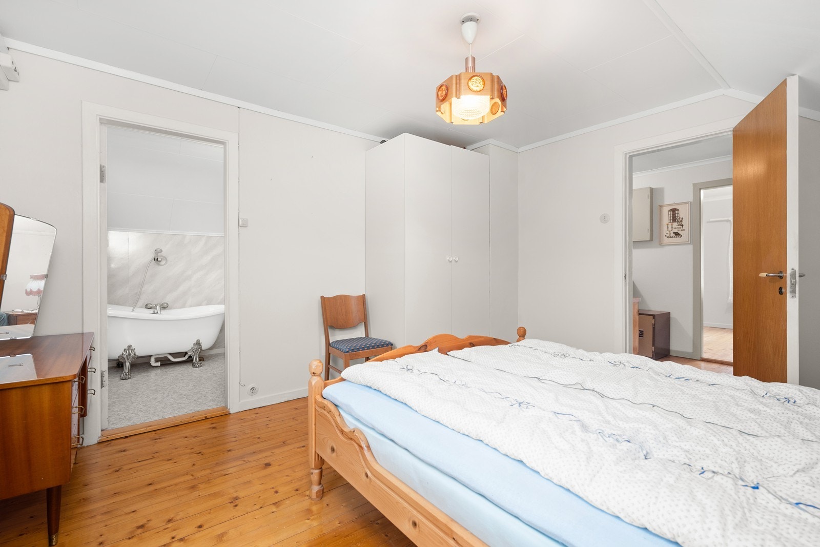 Soverom med adkomst til bad, det er også dør fra gang inn til bad Galleribilde