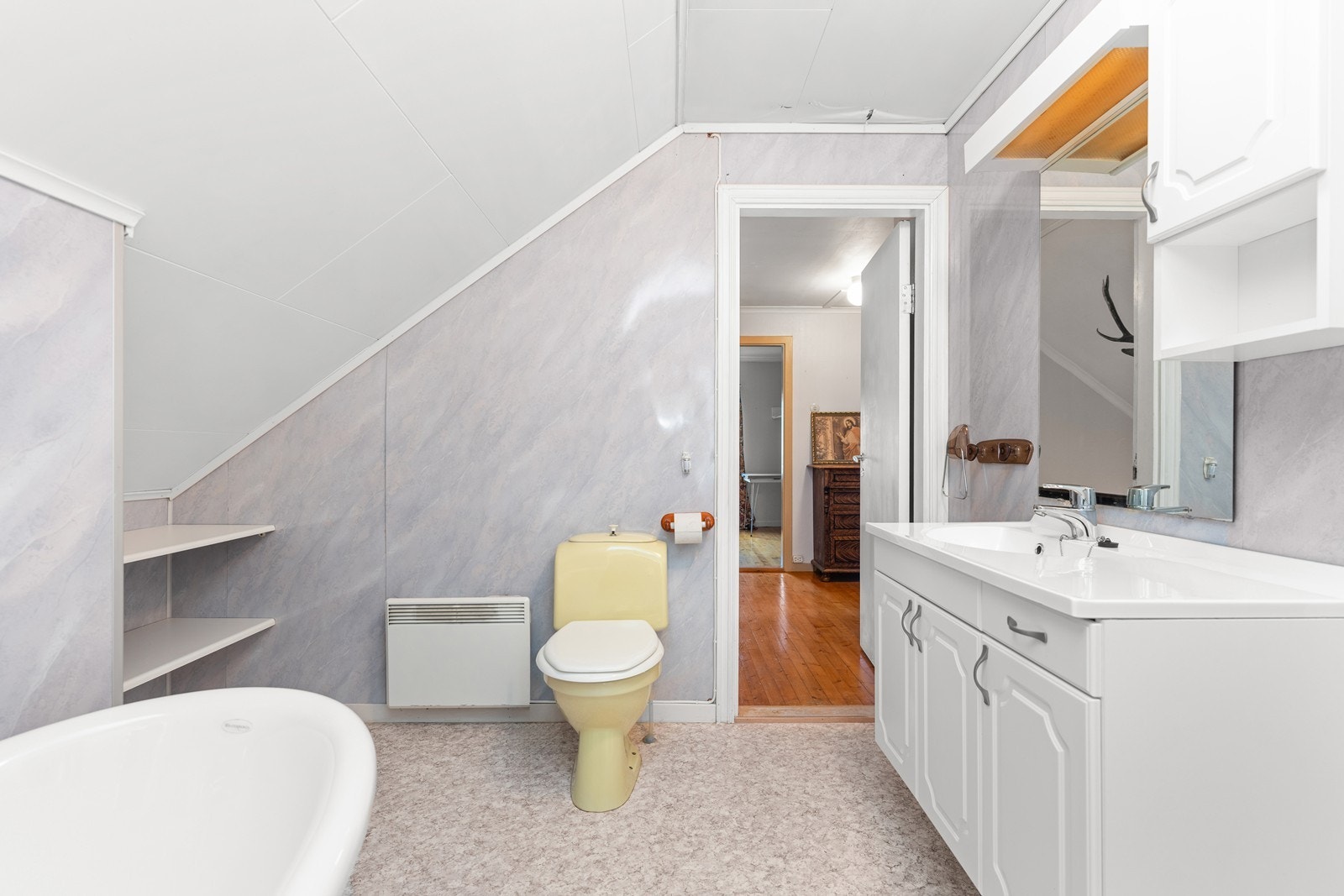 Til oppvarming på bad er panelovn på vegg Galleribilde