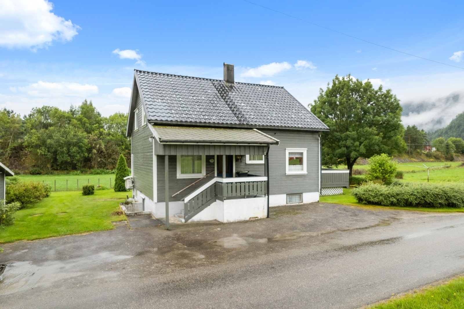 Boligen har overbygd inngangsparti og utvendig trapp ned til kjeller Galleribilde