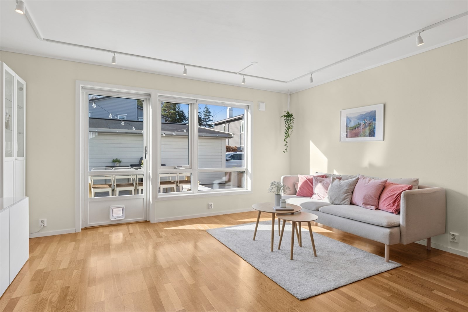 Gjennomgående fine og delikate fargevalg. Overflatene er stort sett lyse og moderne. Gjennomgående for boligen er enten parkett på gulvet eller fliser i entré og på badene Galleribilde