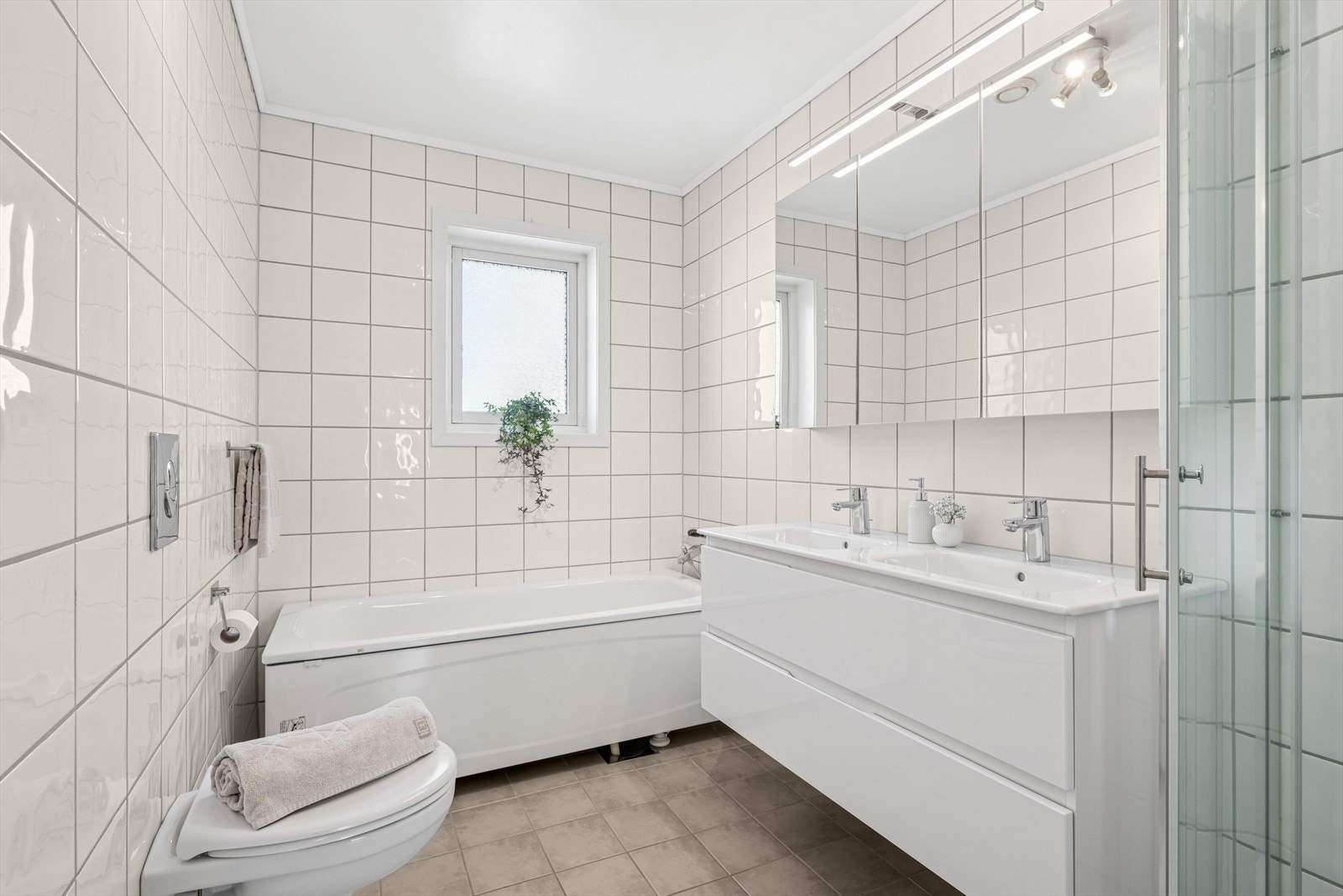 Badet i andre etasje er utstyrt med fliser på gulvet og veggene. Det er lagt varmekabler i gulvet Galleribilde