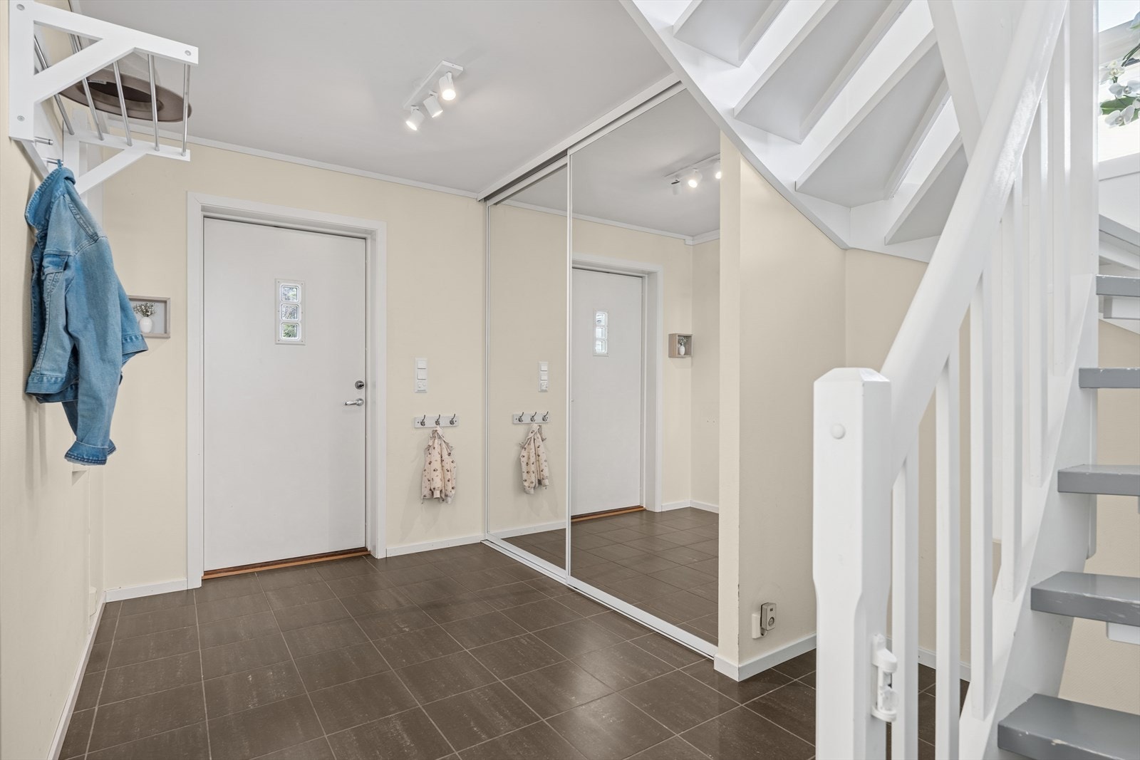 Stor entré med skyvedørsgarderobe. Her er det god plass til oppbevaring. Det er varme i gulvet Galleribilde