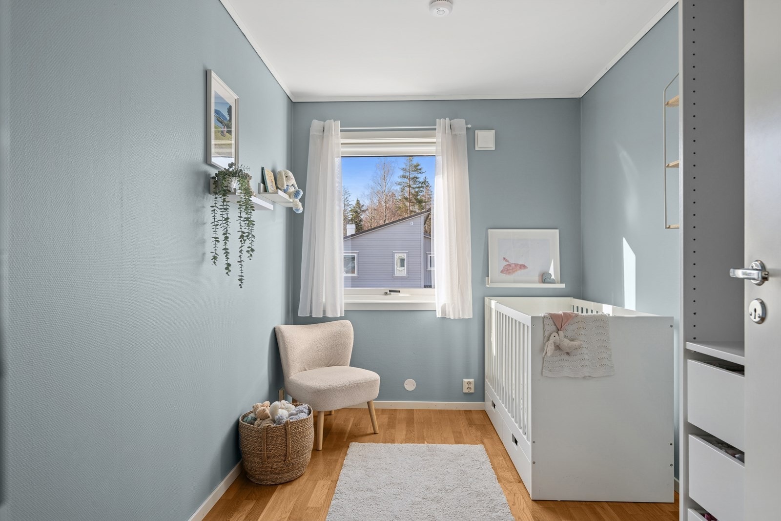 Det andre barnerommet malt i en delikat blåfarge, også her er det muligheter for seng, et lite skrivebord og garderobe Galleribilde