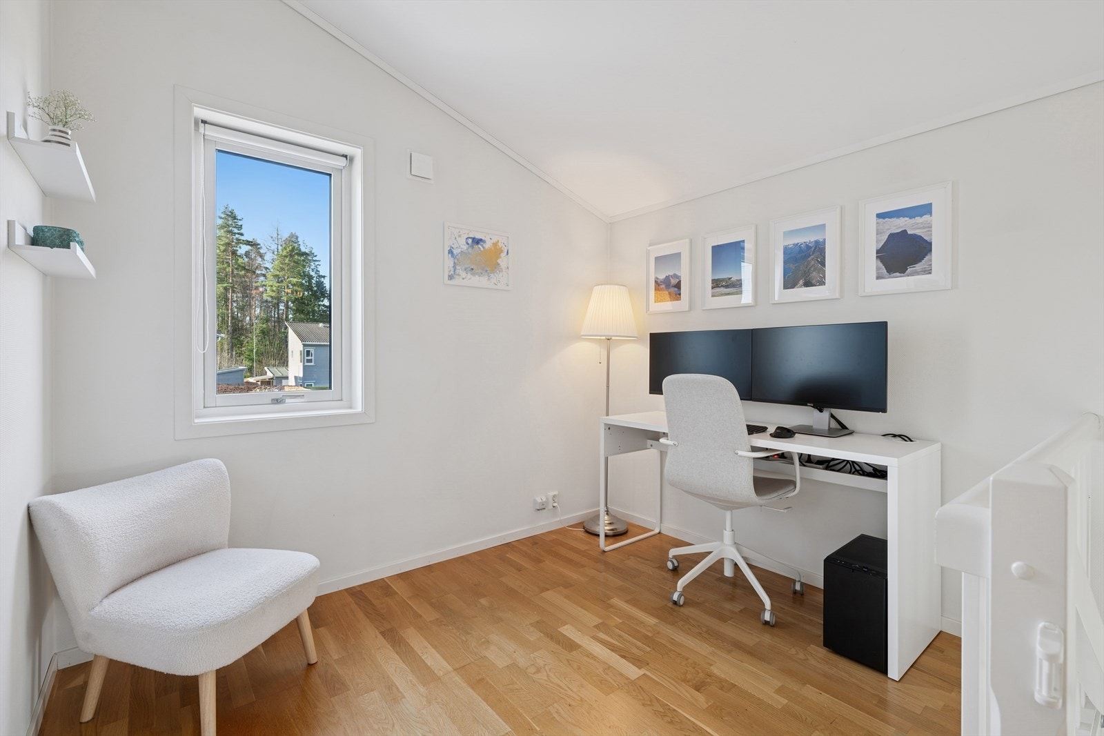 I andre etasje er det mulighet for en liten sofakrok, kontor eller om man ønsker å sette opp en lettvegg for å skille det av Galleribilde
