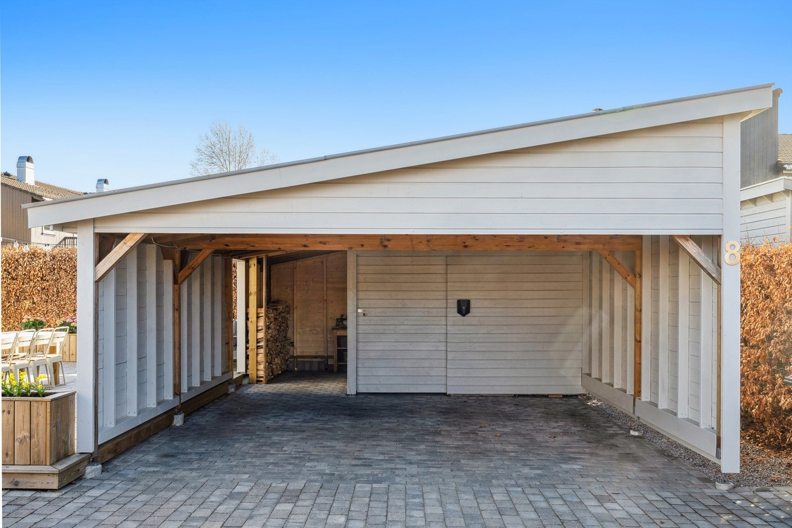 Carporten er romslig på nesten 50 kvm, har to boder hvorav den ene er isolert og det er etablert elbillader Galleribilde