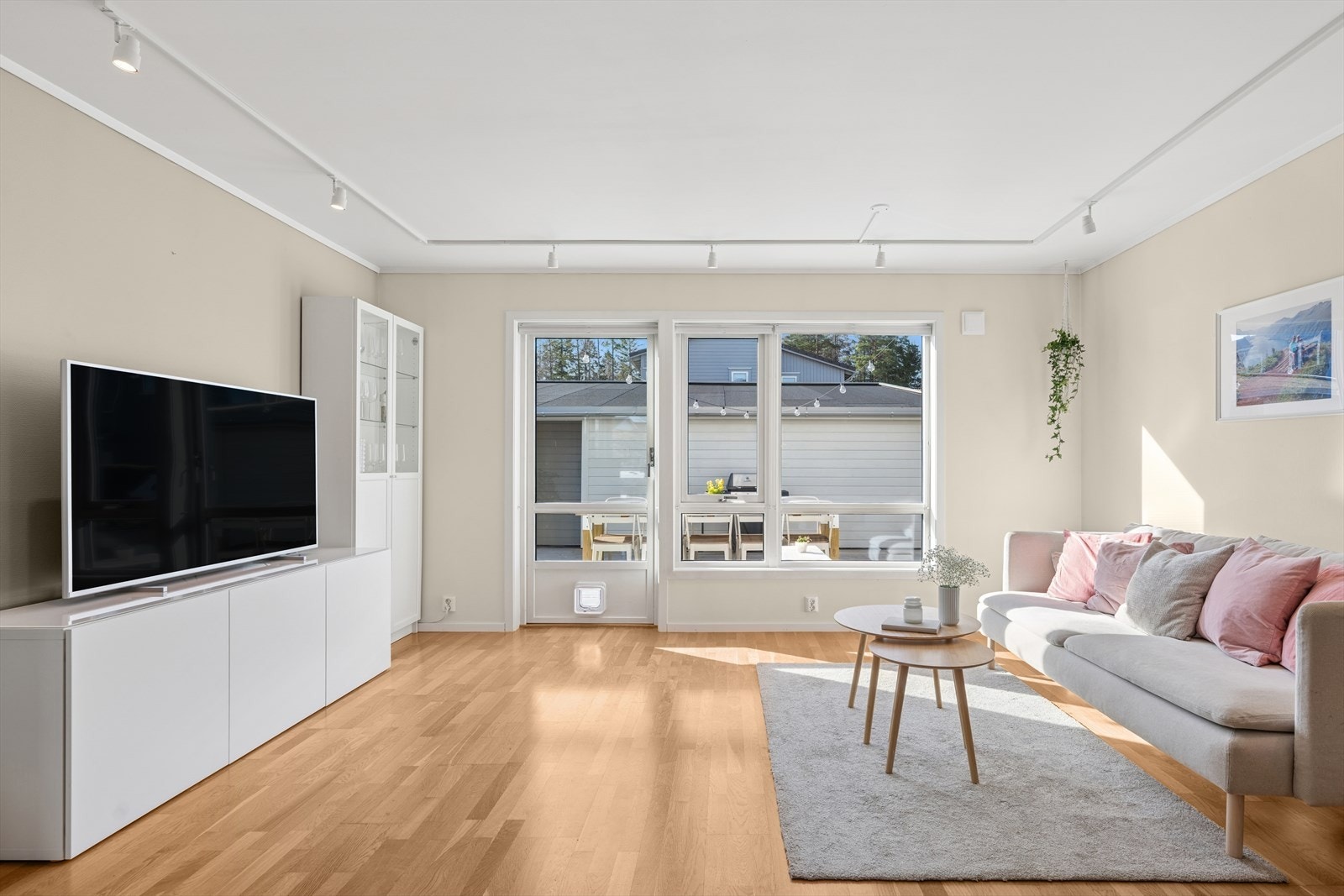 Spottskinner i taket som styres med Philips hue Galleribilde