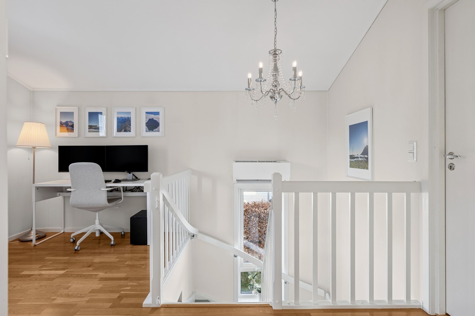 I andre etasje er det enten plass til kontor til venstre eller en liten loftstue med sofa og tv, tre soverom, bad og bod Galleribilde