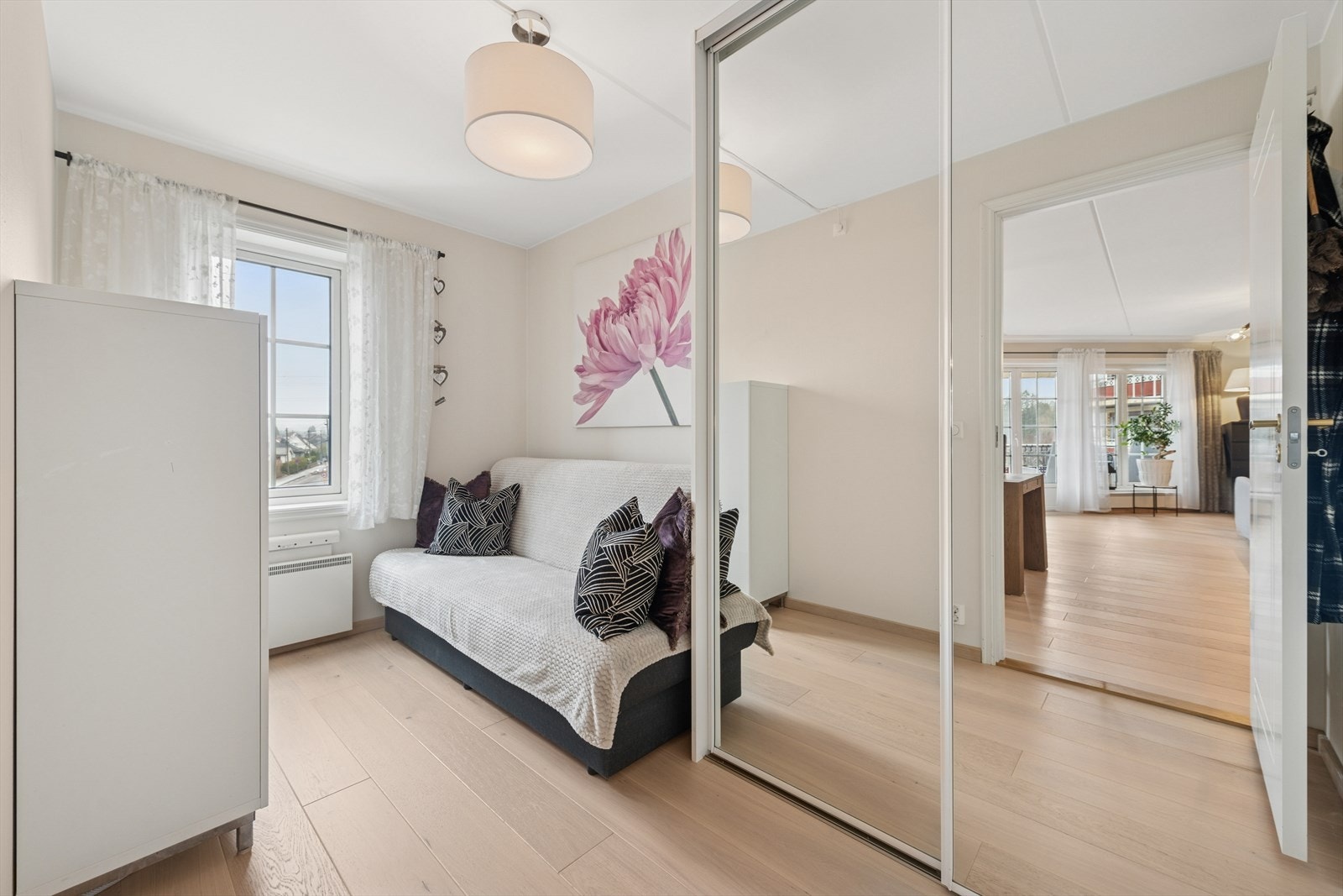 Soverom 2, har også skyvedørsgarderobe. Galleribilde