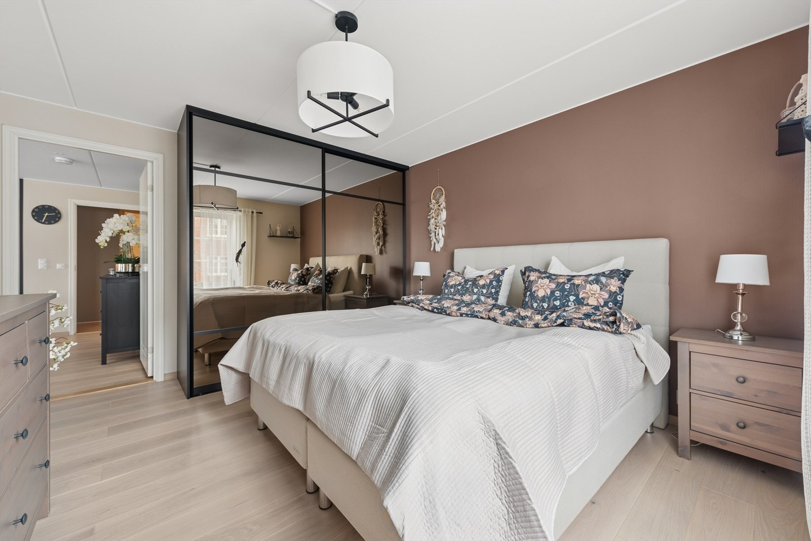 Soverom 1 har en praktisk skyvedørsgarderobe. Galleribilde