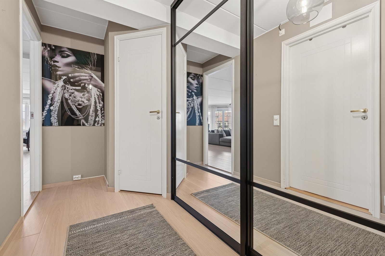 Velkommen til ditt nye hjem! Leiligheten ble betydelig oppgradert i 2023-2024 og holder en delikat og moderne stil. Galleribilde