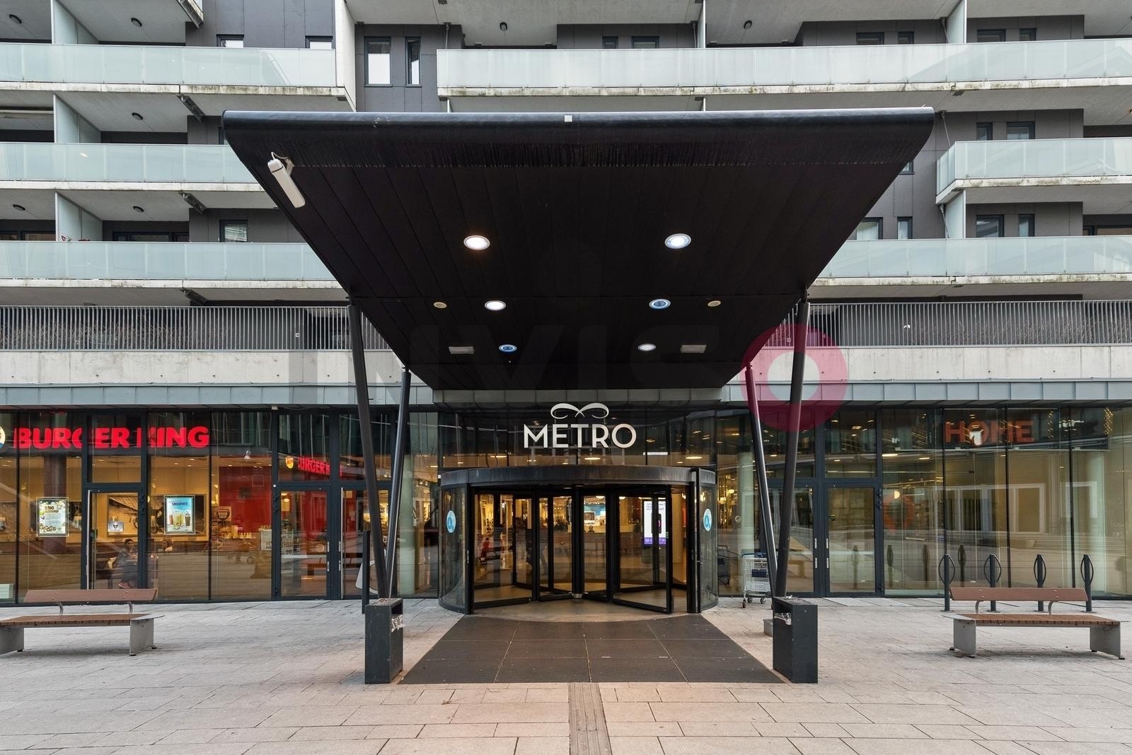 Metro ligger sentralt i Lørenskog, med et godt utvalg forretninger, cafeer og servicetilbud. Galleribilde