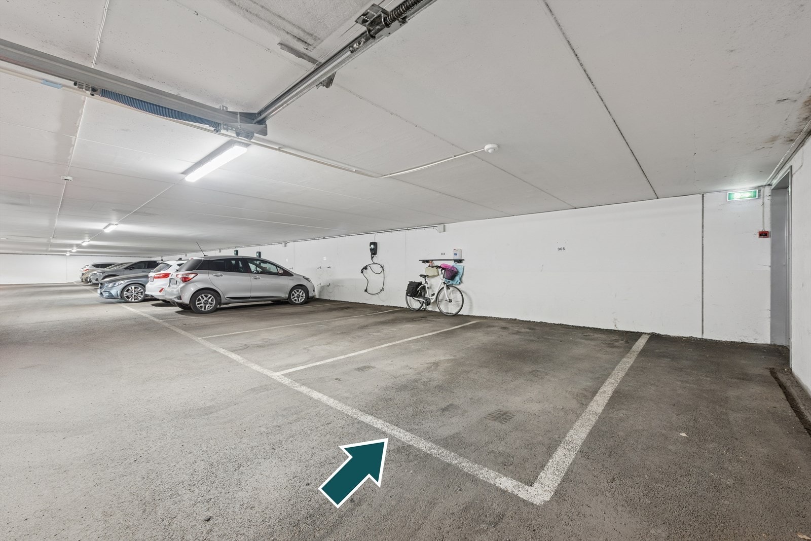 Leiligheten har en garasjeplass i garasjeanlegget i kjelleren. Galleribilde
