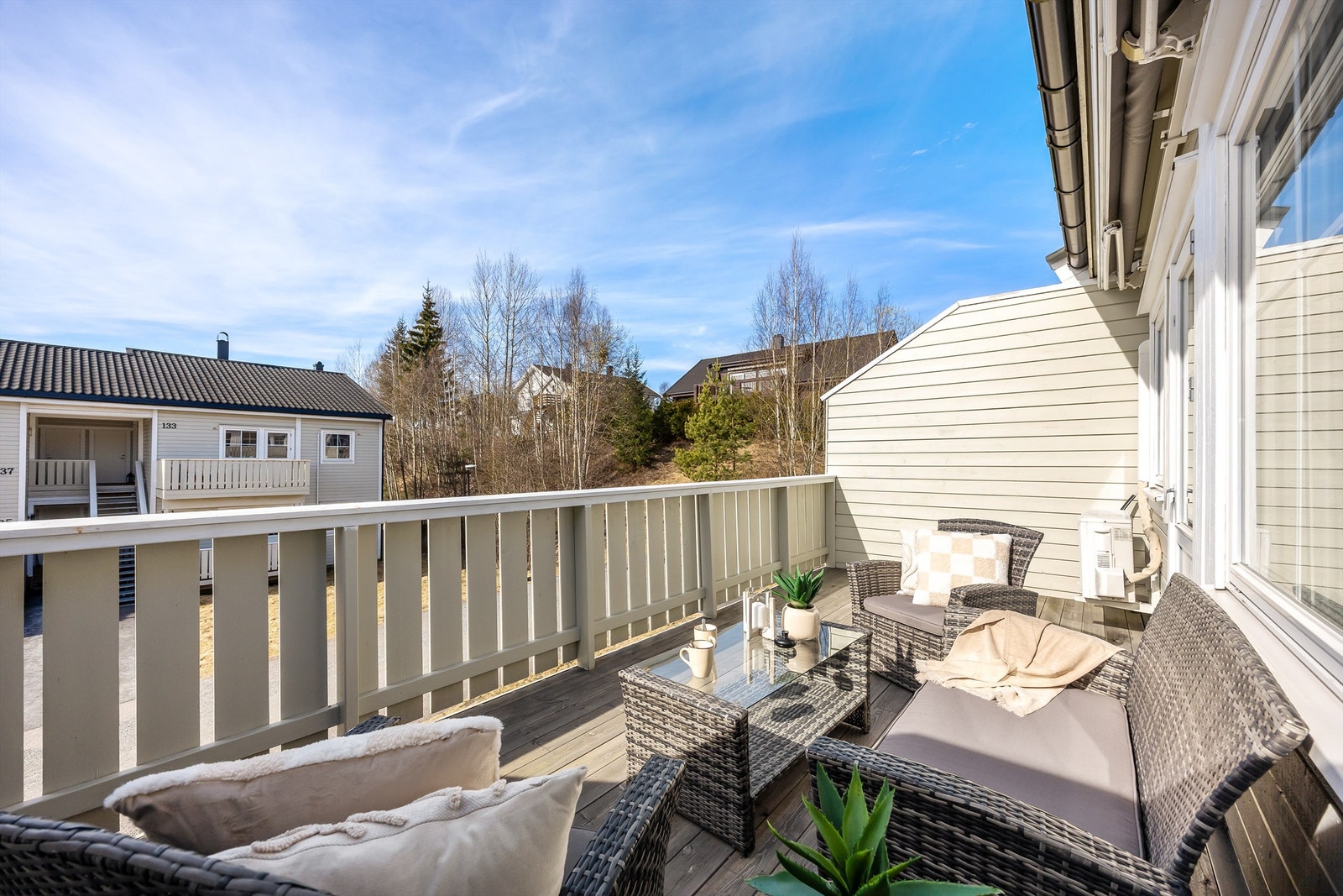 Fra stuen er det direkte utgang til en flott veranda med god plass til utemøbler, perfekt for hyggelige stunder utendørs Galleribilde