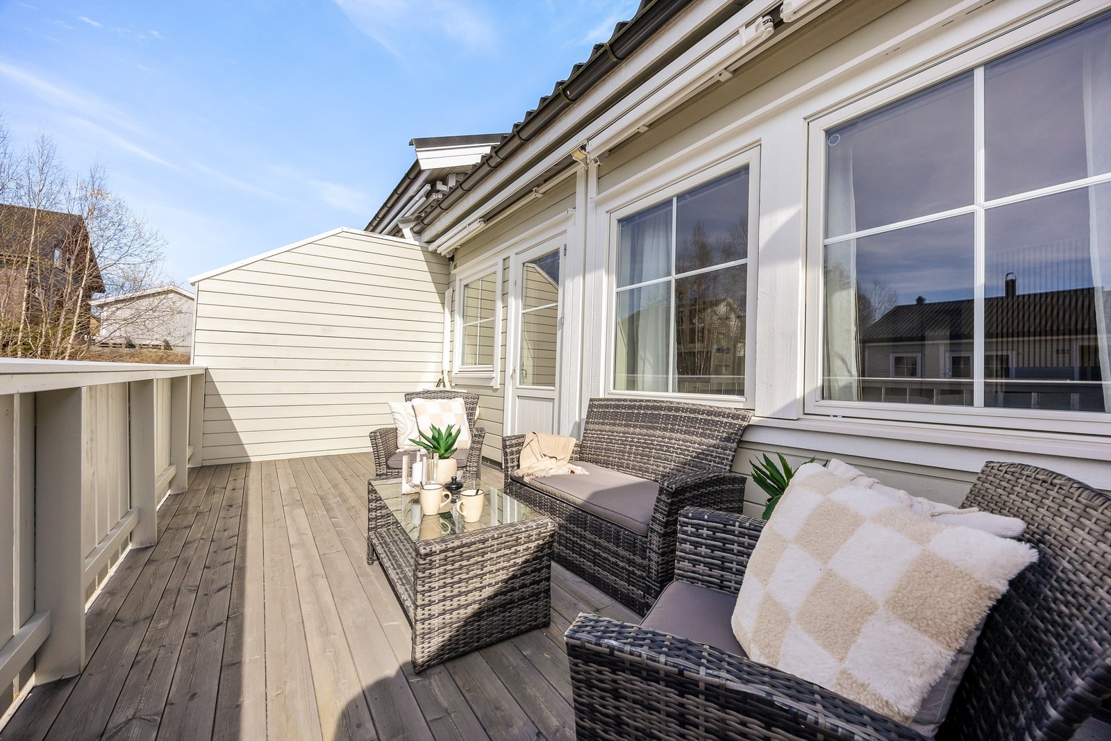 Fra stuen er det direkte utgang til en flott veranda med god plass til utemøbler, perfekt for hyggelige stunder utendørs Galleribilde