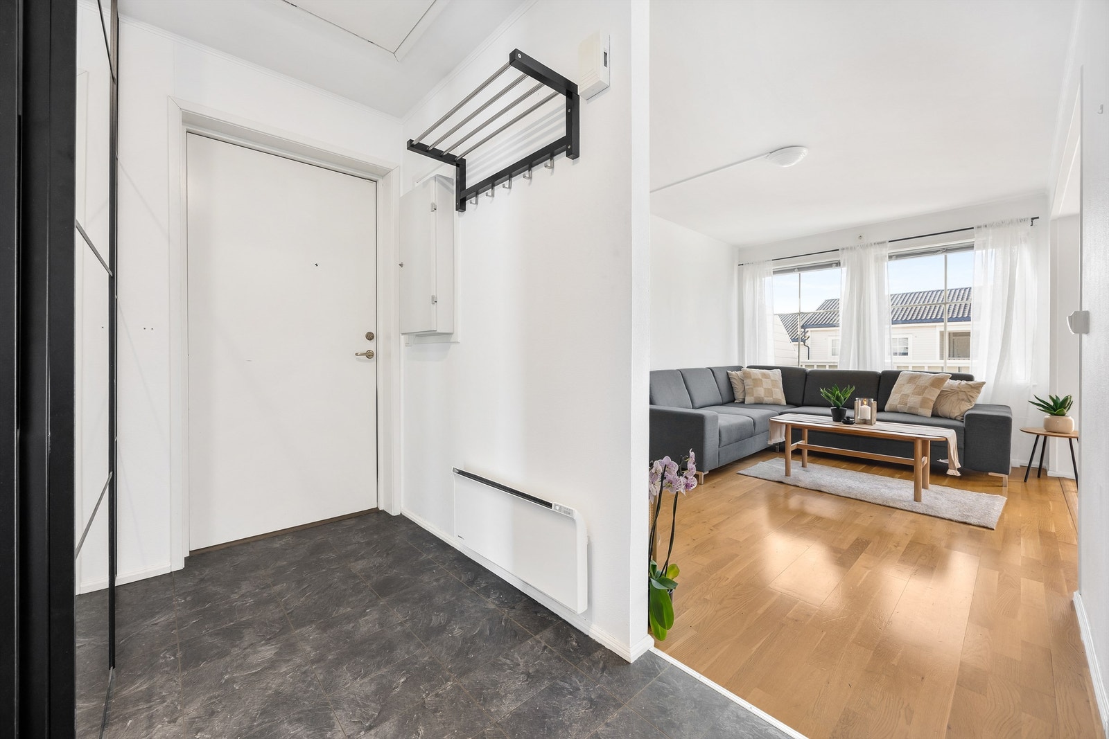 Lys og trivelig entré med plass til både sko og yttertøy Galleribilde