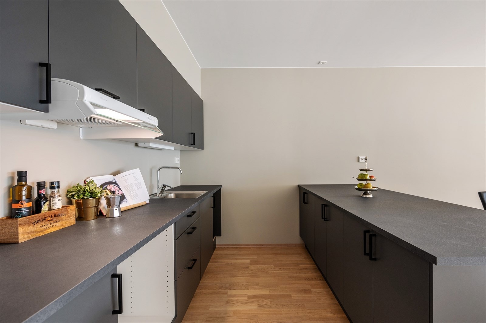 Kjøkkenet har godt med både skapplass og arbeidsflate, og har slette fronter som gir et stilrent uttrykk. Galleribilde