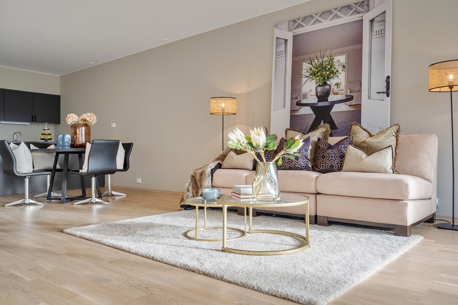 Stue og kjøkken er kombinert i en åpen løsning, noe som gir rommet en lys og romslig atmosfære. Galleribilde