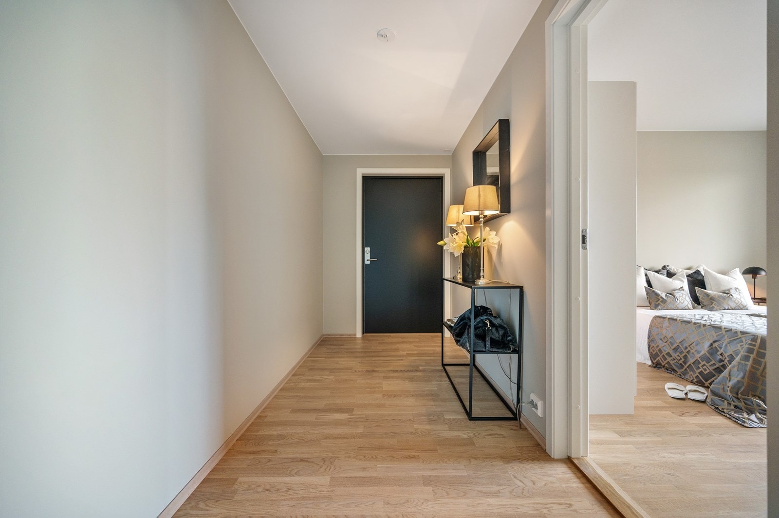 Leiligheten har en romslig entré med god plass til oppheng av yttertøy og sko. Galleribilde