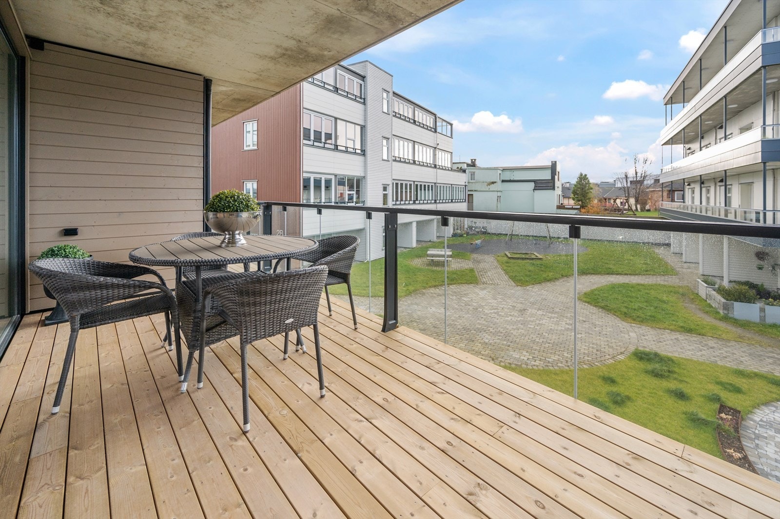 Fra stuen er det utgang til en romslig altan på 12 kvadratmeter. Galleribilde