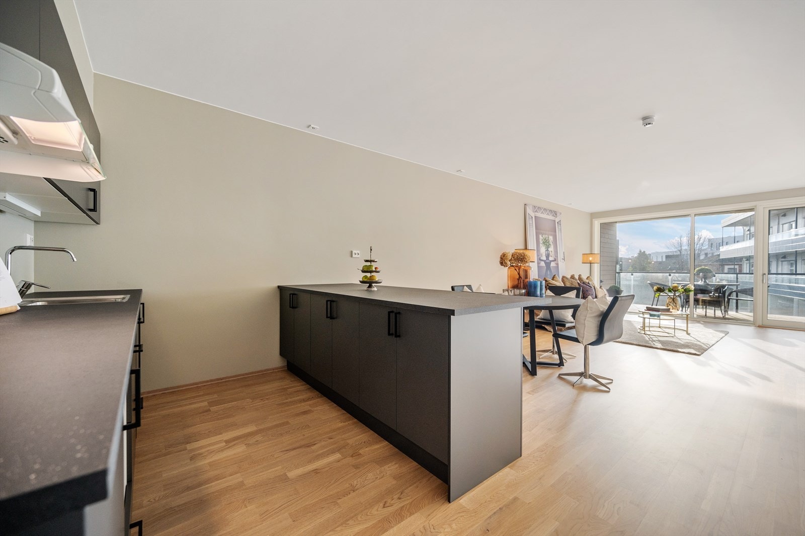 Benkeplaten er av slitesterk laminat, og det er installert en ventilator fra Systemair, tilkoblet byggets ventilasjonsanlegg. Galleribilde