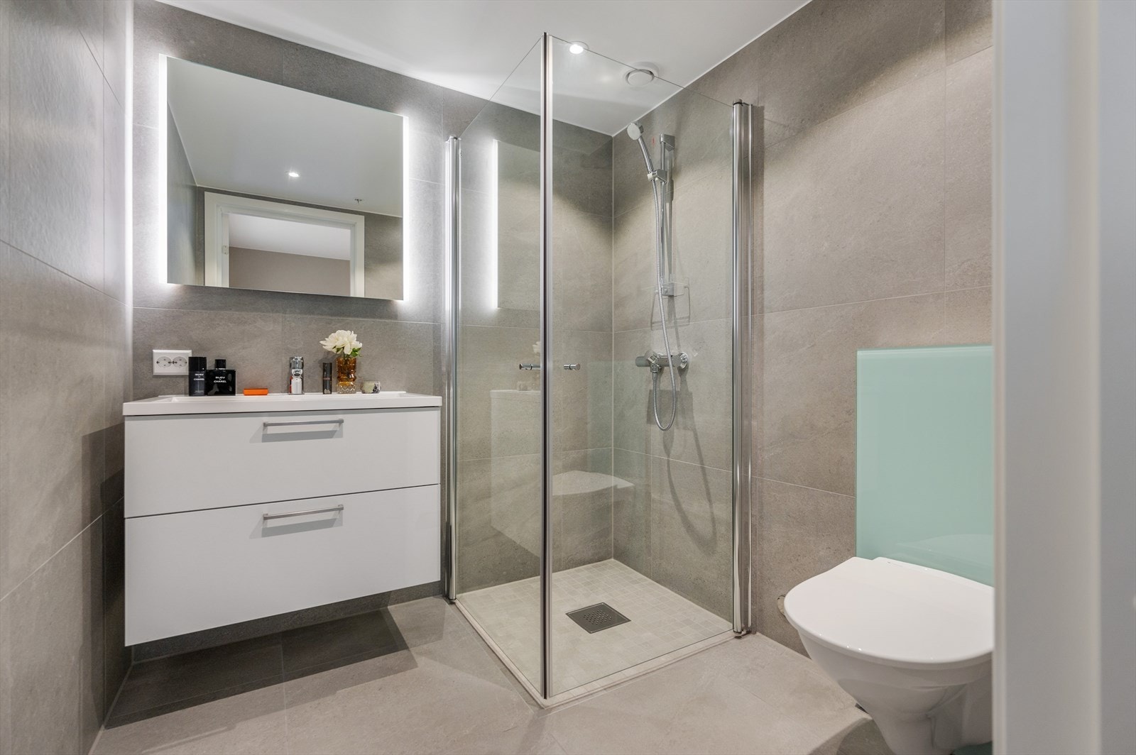 Her er det også vegghengt baderomsmøbel og toalett. Galleribilde