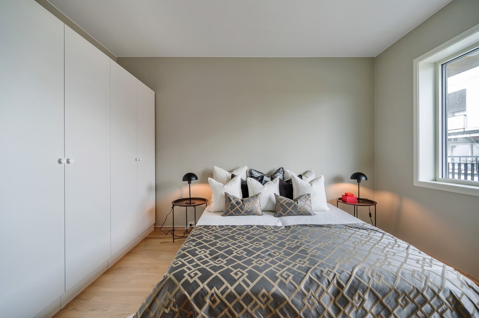 God plass til både seng og garderobe. Galleribilde