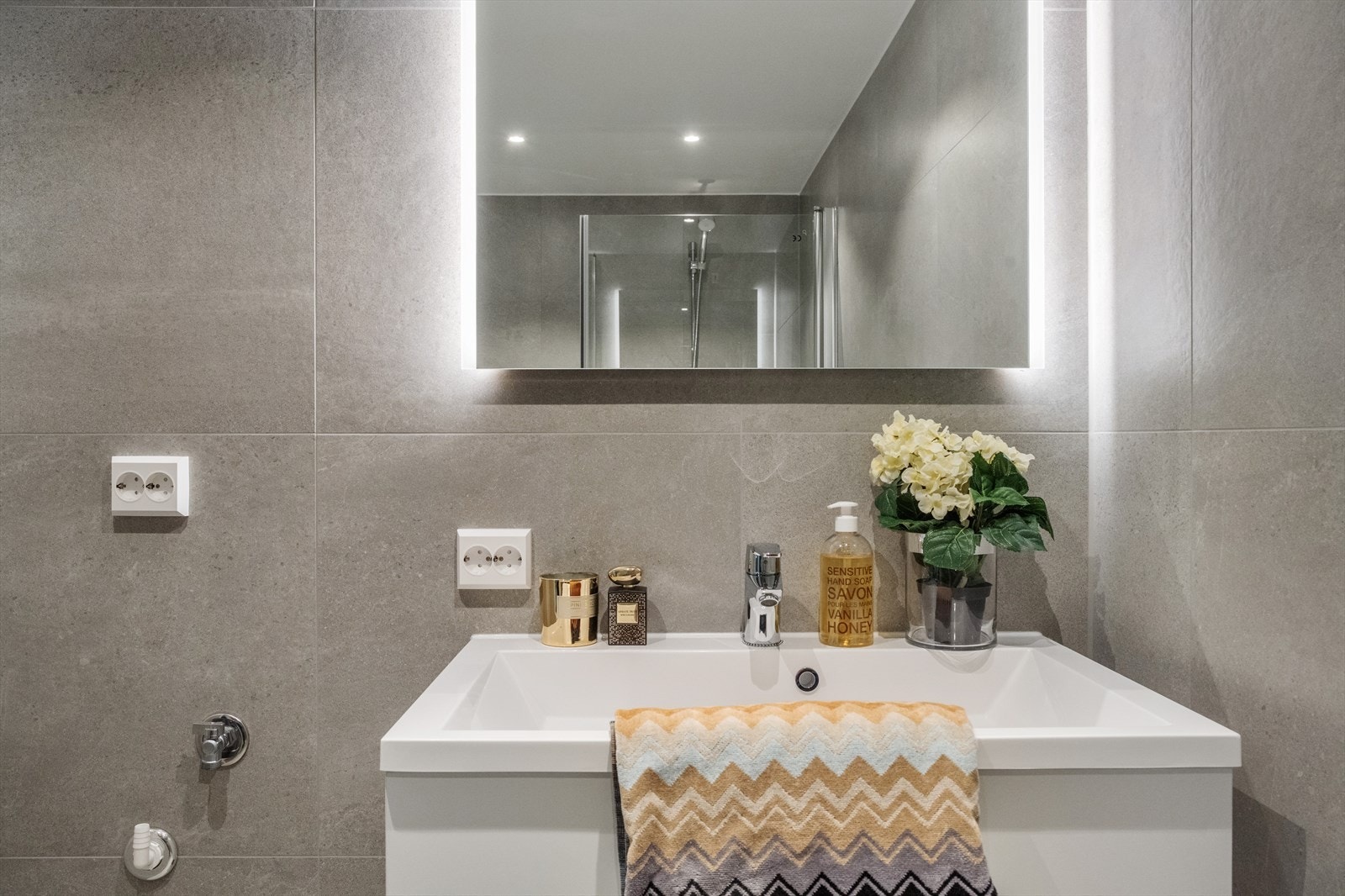 Pent og moderne innredet med fliser på både vegger og gulv. Galleribilde